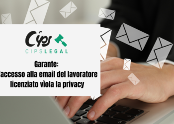 Immagine di una persona che sta al pc e manda email